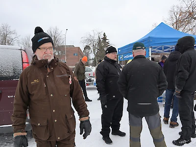 Urmas Altio (vasemmalla) tapasi Kausalan torilla Hämeen vaalipiirin perussuomalaisia ehdokkaita. Keskellä kansanedustaja Jari Ronkainen (ps.) jututtamassa äänestäjiä.