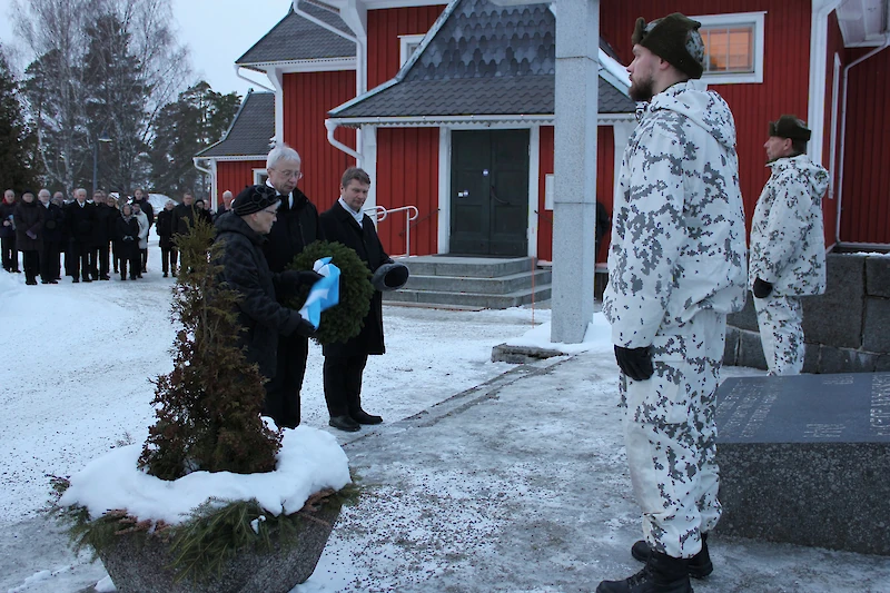 Seppelettä laskemassa Eila Harve, Ari Ollikainen ja kirkkoherra Mikko Pelkonen. Kunniavartiossa Tero Luukkainen ja Juha Virtanen. (Kuva: Hannu Lahtinen.)