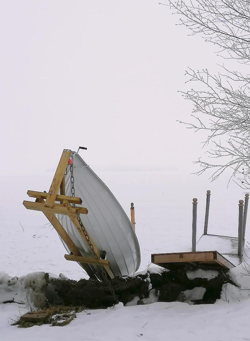 Pohjanmäessä talvehtiva vene oli päätynyt erikoiseen asentoon. (Lukijan kuva: Maarit Eerola.)