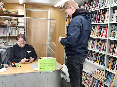 Pauli Virtanen äänesti ensimmäistä kertaa eduskuntavaaleissa. Hänen mielestään tietoa ehdokkaista on ollut saatavilla kattavasti, eikä ehdokkaan valitseminen ollut vaikeaa. Tiskin takana vaalitoimitsija Tiina Mikkola.