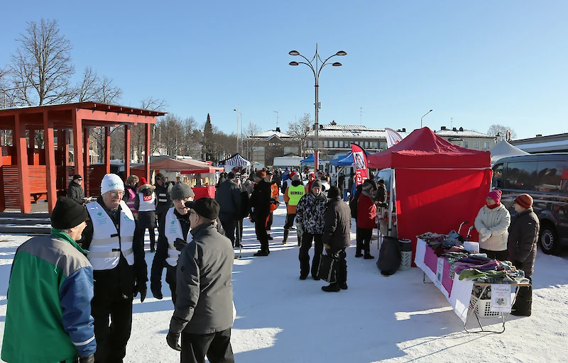 Vaalikampanjointia Kausalan torilla maaliskuun alun tiistaimarkkinoilla. (Kuva: Minna Tervo.)