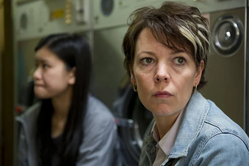 Oscar-palkittu Olivia Colman näyttelee yksinhuoltajaäitiä, joka joutuu vaikean valinnan eteen. (Kuva: Channel 4.)