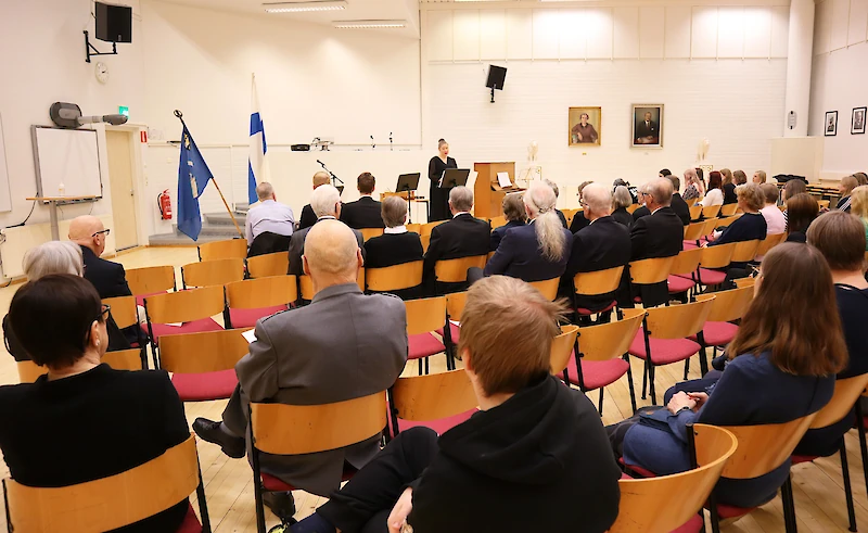 Veteraanipäivän juhla järjestettiin Iitin lukiolla. Kuvassa puhetta pitää Iitin kirkkoneuvoston varapuheenjohtaja Henna Huppunen.