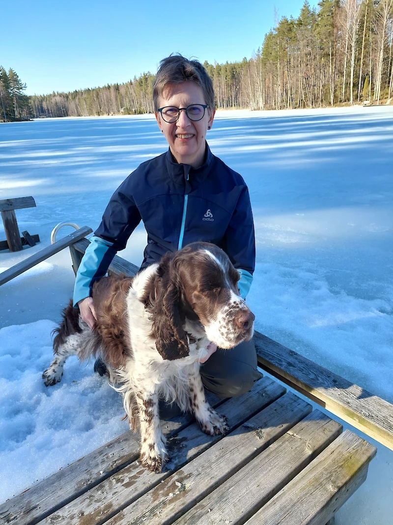 Kaija Mattila ja Tiina-koira.