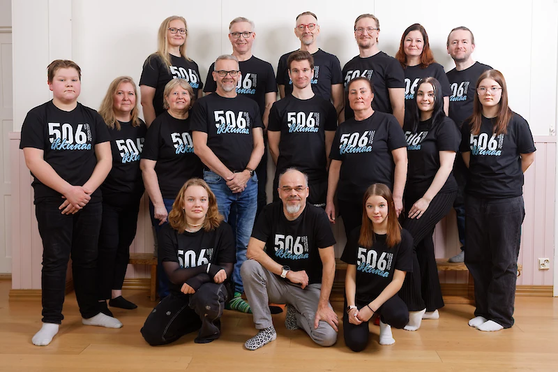 Korvenkylän kesäteatterin musiikkikomedia saa ensi-iltansa 30. kesäkuuta. 506 ikkunaa -nimisessä näytelmässä kuullaan Miljoonasateen kappaleita. (Kuva: Korvenkylän kesäteatteri.)