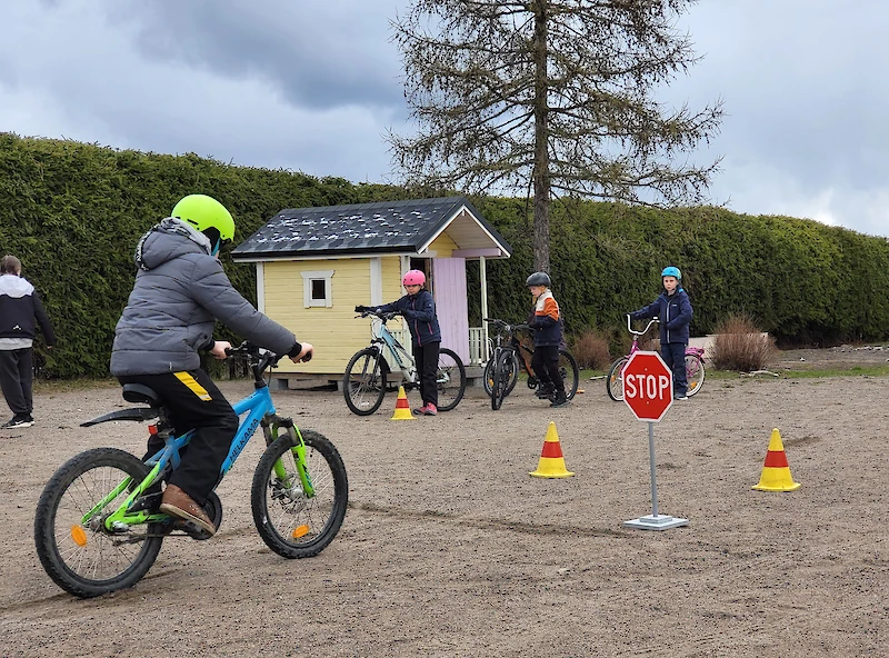 Ajotaitoradalla pääsi testaamaan pyöräilyosaamistaan. (Kuva: Ari Koivu.)