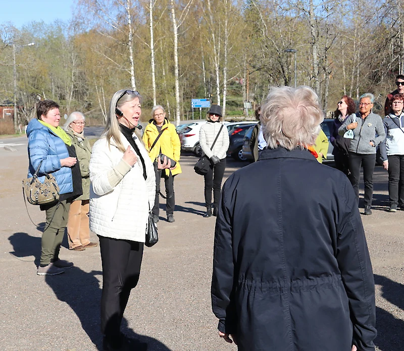 Tarja Peltola-Welin kertoi aluksi Tarinat sykkimään -hankkeesta.