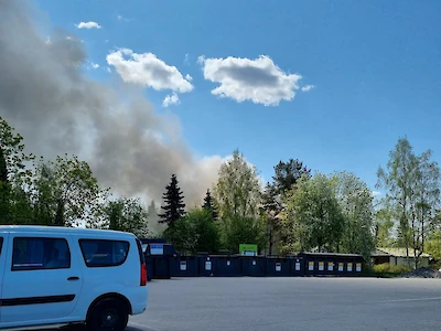 Talo palaa Eerolantien varrella. Lukijan kuva on otettu ennen puoltapäivää K-kaupan parkkipaikalta.