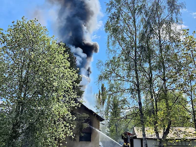 Talosta nouseva savupaasi näkyy kilometrien päähän. (LT)