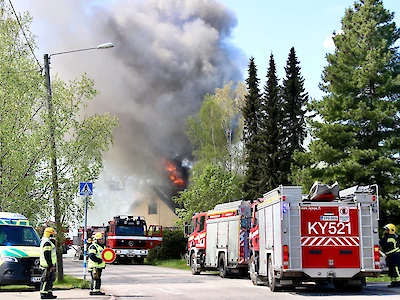 Tuli roihuaa katon yläpohjassa. (Kuva: Susanna Lohi).