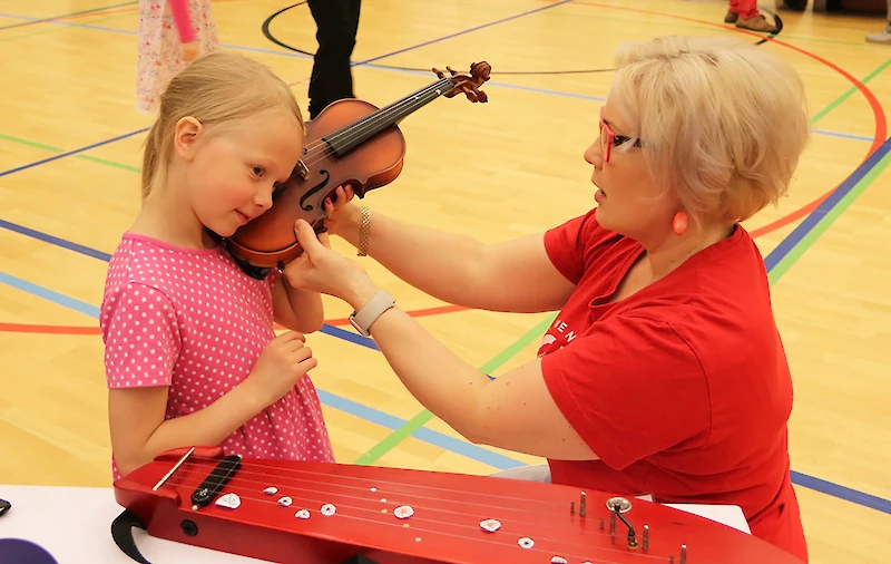 Musiikkiopiston apulaisrehtori Eeva Kaisa Malin tutustutti lapsia erilaisiin soittimiin.