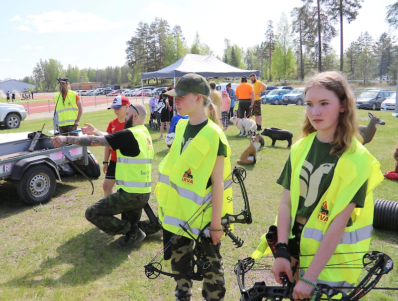 Elli-Noora Koskelainen (oik.) ja Saini Sokero Iitin riistanhoitoyhdistyksestä valmiina esittelemään jousiammuntaa.