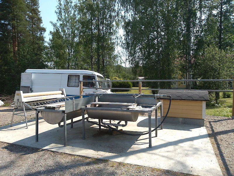 Vuolenkoskella matonpesupaikka sijaitsee keskellä kylää.