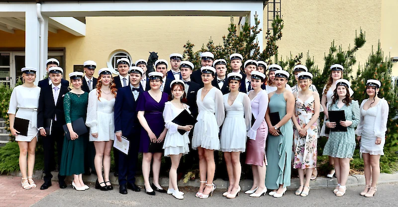 Iitin lukion uudet ylioppilaat vuosimallia 2023 asettuivat ryhmäkuvaan Ravilinnan edustalle. (Kuva: Ulla Ahola.)