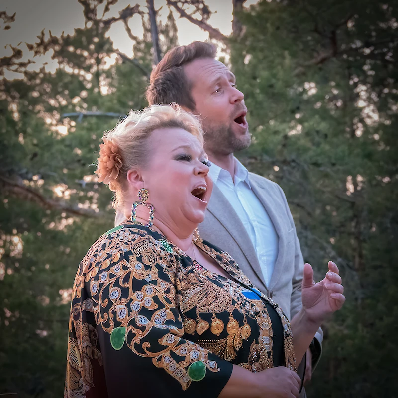 Johanna Rusanen-Kartano ja Waltteri Torikka Hiidenvuoren yökonsertissa. (Kuva: Merja Ollikainen.)