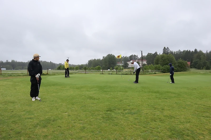 Iitissä pelattiin golfia hyväntekeväisyyden merkeissä tummien pilvien alla. Vasemmalla Teemu Rintala.