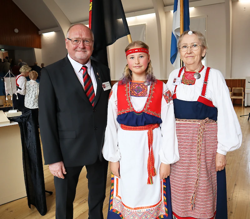 Vahviala-seuran puheenjohtaja Juha Henriksson, Helinä Heikkilä sekä seuran varapuheenjohtaja Eeva Maija Heikkilä. Helinä kantaa Tuuterin pukua, Eeva Maijalla on Rautu-Sakkolan kansallispuku.