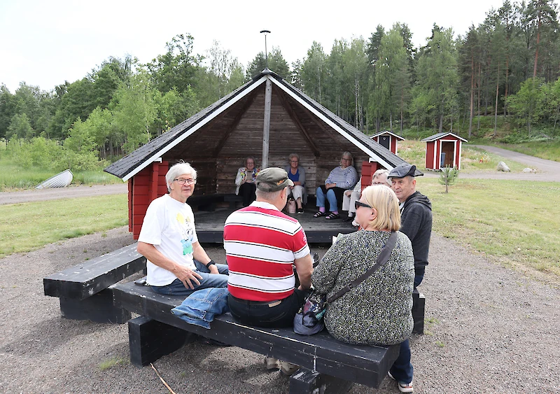 A.J. Sjögrenin seuran väki tapasi runojen merkeissä Kuoppaniemen rannassa.