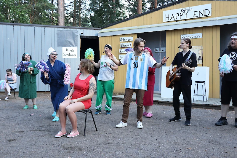 Kylpylän johtaja Timo (maanantain näytöksessä Arttu Tuominen, pelipaidassa keskellä) järjestää juhlat vaimolleen.