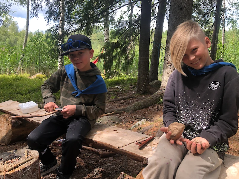 Leirit ovat Rasmuksen (vas.) ja Jericon mielestä parasta partiossa. Rasmus vuolee, Jerico esittelee hiisikultasaalistaan.