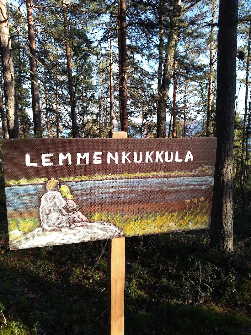 Yksi tapahtumapaikoista on niin sanottu Lemmenkukkula Radansuun luontopolun varrella.