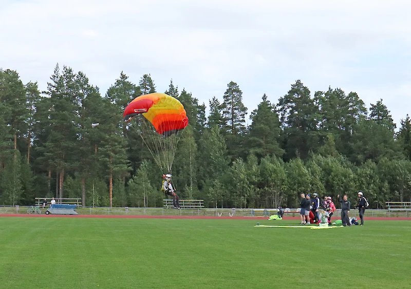 Ravilinnan kentälle laskeutui 15 laskuvarjokerho Skydive Finland ry:n hyppääjää.