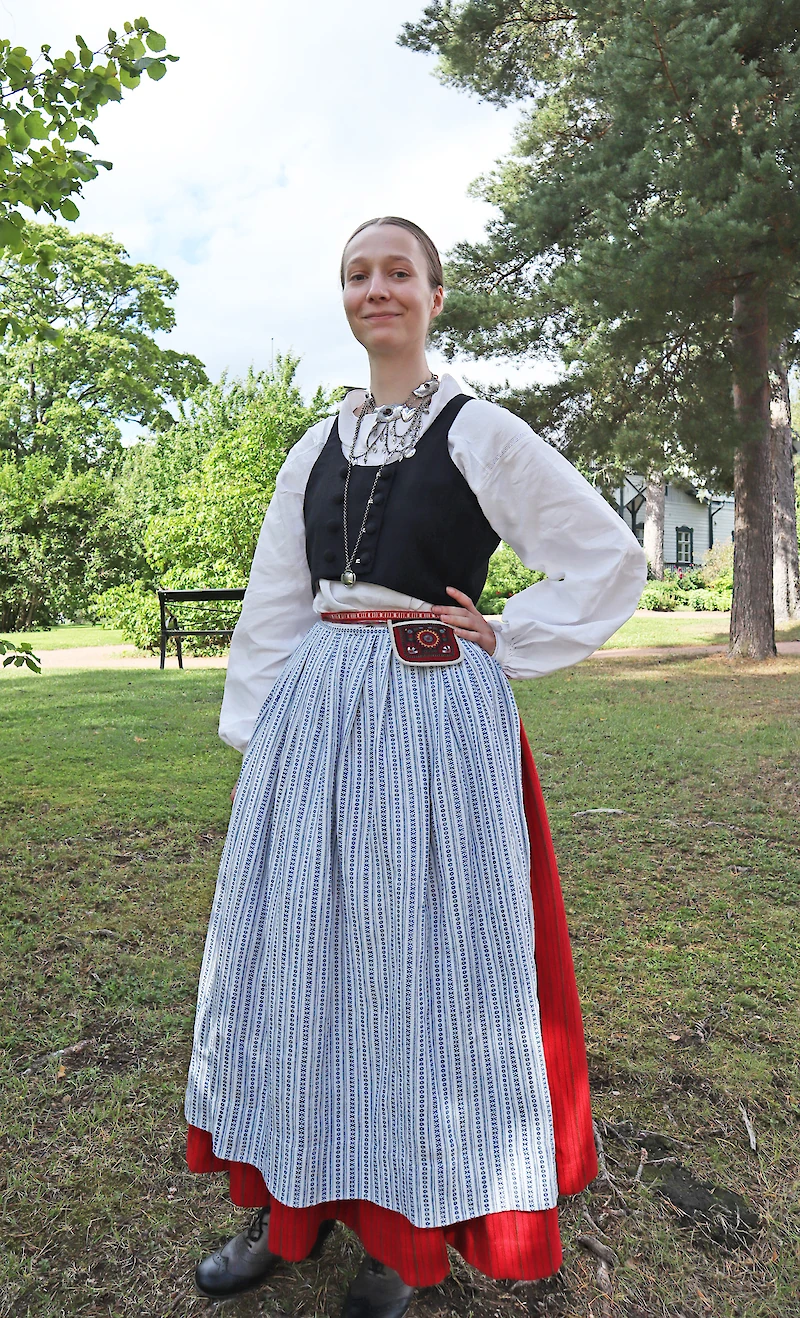 Elisa Levikari kantaa yllään itse valmistamaansa Jaalan pukua ja levyriipusta.