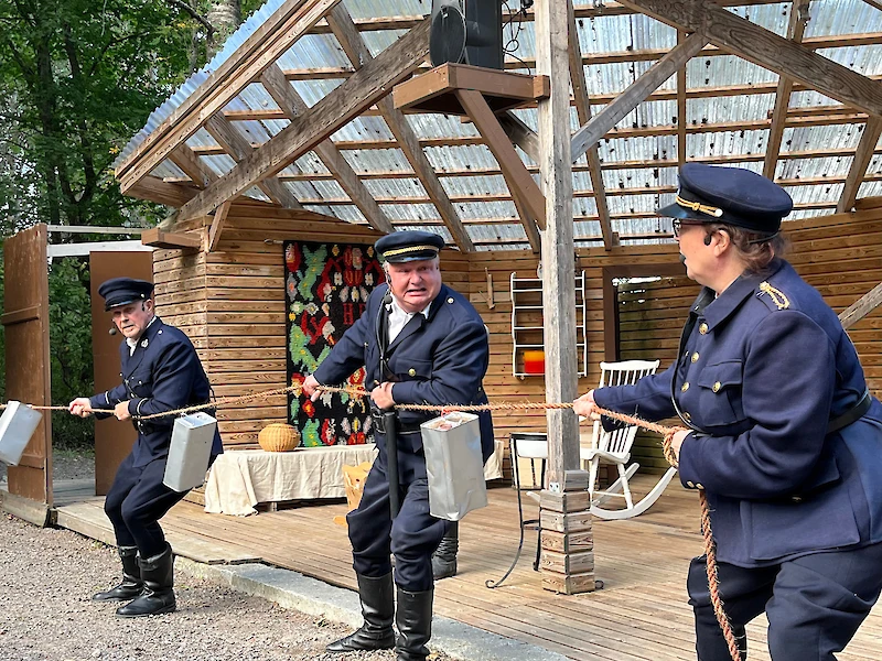 Nuorempi konstaapeli Jacob Strömmer (Ari Ilonen), vanhempi konstaapeli Antti Suortti (Markku Heino) ja apulaisnimismies Matti Pihlaja (Eeva Happonen) vetämässä pirtua järvestä.