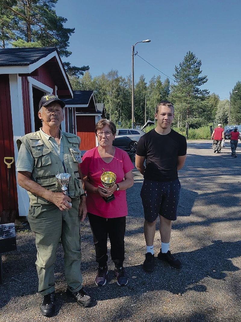 Mestarit kuvassa: Martti Hyttinen, Marjatta Pulli ja Mikko Niskanen.