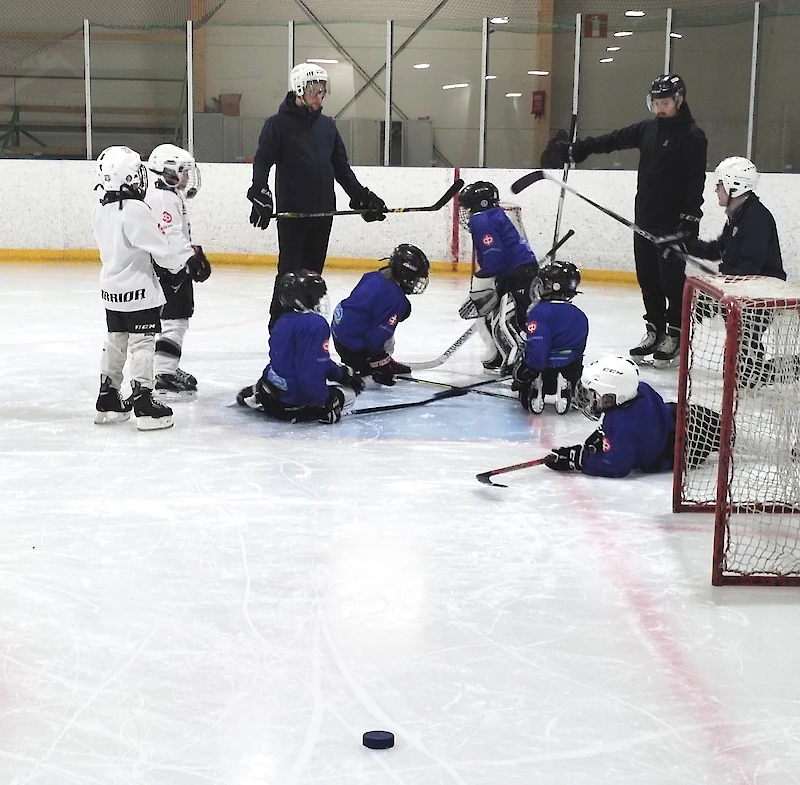 Iitti Hockey järjestää jälleen kiekkokoulua lokakuusta alkaen. (Kuva: Jenny Stenbacka.)