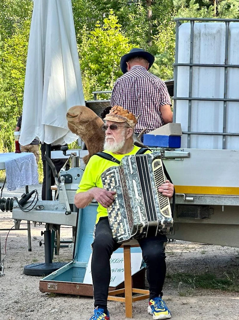 Rompetorilla kuultiin haitarimusiikkia.