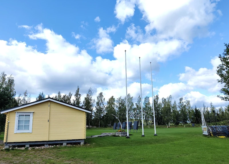 Iitissä toissa viikonloppuna pidetystä koiranäyttelystä on seurannut jälkipyykkiä. Yleisötilaisuus pidettiin kunnan omistamalla Kymppirannan kentällä Radansuussa.