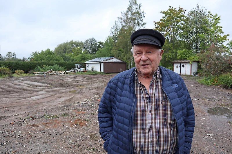 Tulipalon jälkeen Rauno Jaakkola on käynyt päivittäin Eerolantien kotitontilla.