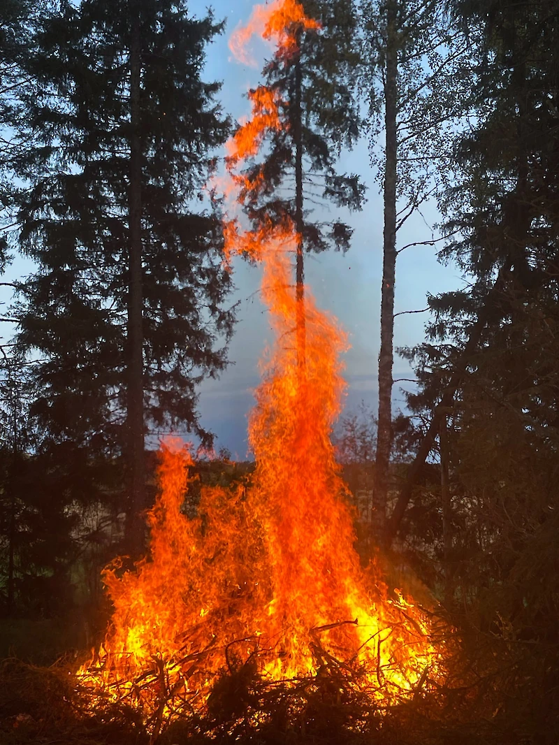 Kekrinä on perinteisesti poltettu tulia, koska sadonkorjuujuhlaan uskottiin osallistuvan myös edesmenneitä esi-isiä. Tulen ajateltiin pitävän pahantahtoiset vainajat loitolla. Kekrillä ja Halloweenilla on yhteiset juuret.