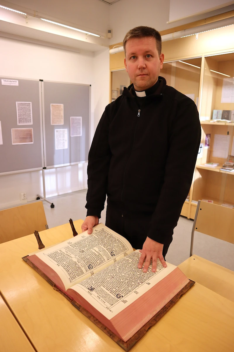 Ville Hiltunen esittelee ensimmäistä suomenkielistä Raamattua, joka on järkälemäinen teos. Kuvassa on näköispainos.