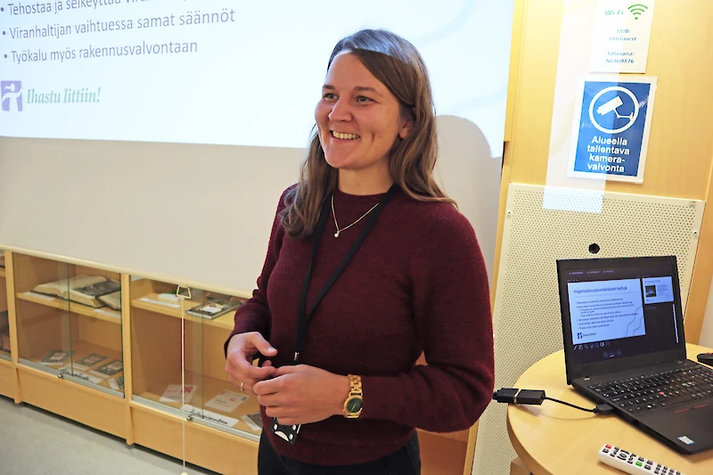 Iitissä ympäristönsuojelutarkastajana toimii Taru-Tiina Kalliokuusi. (Kuva: Minna Tervo.)