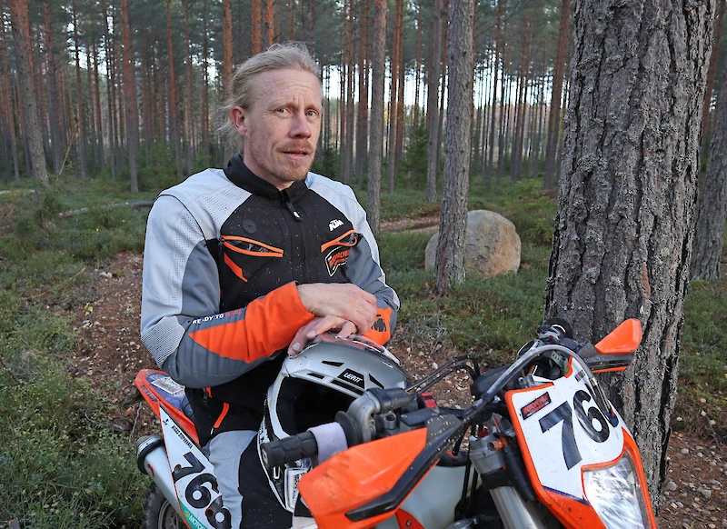 Iittiläinen Mikko Sirparanta aloitti kilpailemisen endurossa vuonna 2018. Hän on nyt 47-vuotias.