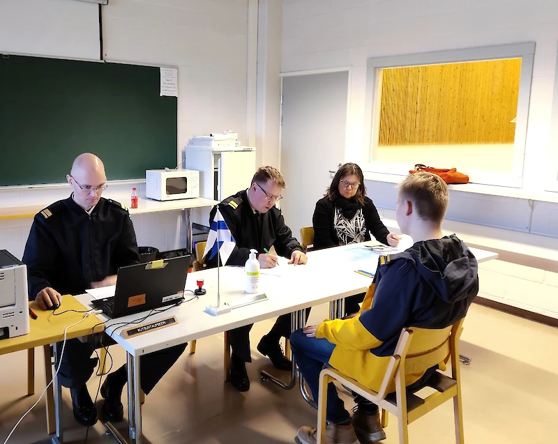 Iitinseutu oli seuraamassa kutsuntoja viime vuonna Ravilinnassa. Kuvassa majurit Ari Kotola ja Jukka Koukkari Puolustusvoimien Hämeen aluetoimistosta, Iitin kuntaa edustanut Merja Lonka sekä kutsunnanalaisena ollut Eetu Koskinen.