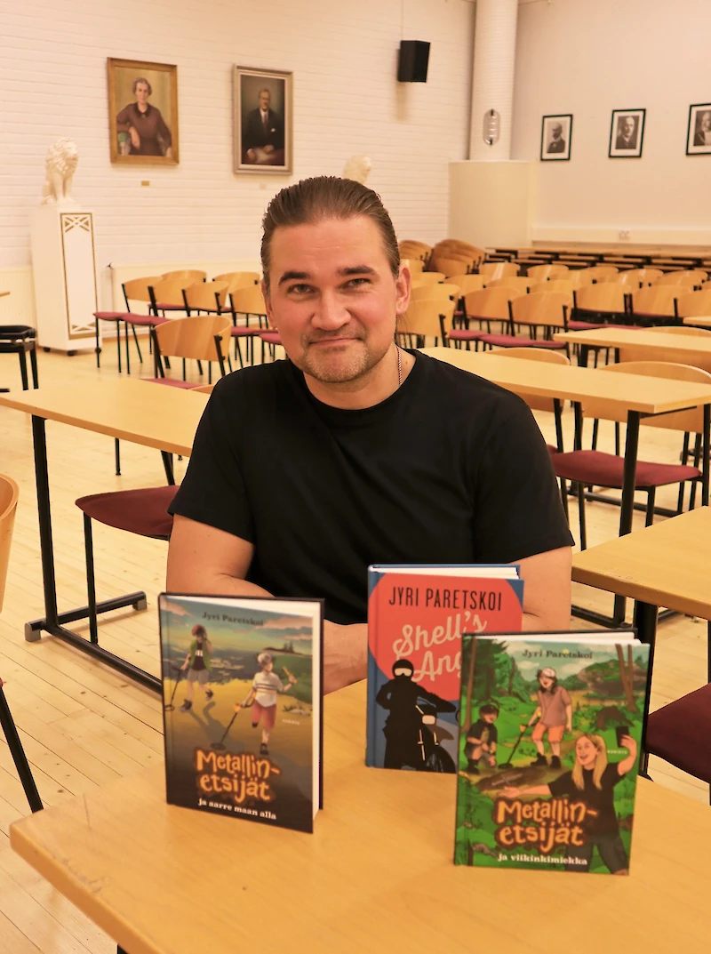 Kirjailija Jyri Paretskoi vieraili Iitissä luennoimassa yläkoululaisille.