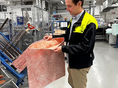 Dinair valmistaa pussisuodattimia ilmanvaihtolaitteistoihin. Kausivaihtelu on suurta; sesonkiaikoja ovat kevät ja syksy. Kuvassa tehdaspäällikkö Veli-Pekka Martikainen.