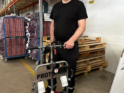 Jari Sainio muutti aikoinaan Orimattilasta Iittiin työn perässä. Hän sanoo viihtyvänsä Dinairin tehtaalla hyvin. Työkalupakki kulkee pyörillä, kuten mieskin.