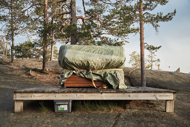 Jussi Mannin kuva Iitin Hiidenvuorelle kannetusta pianosta.