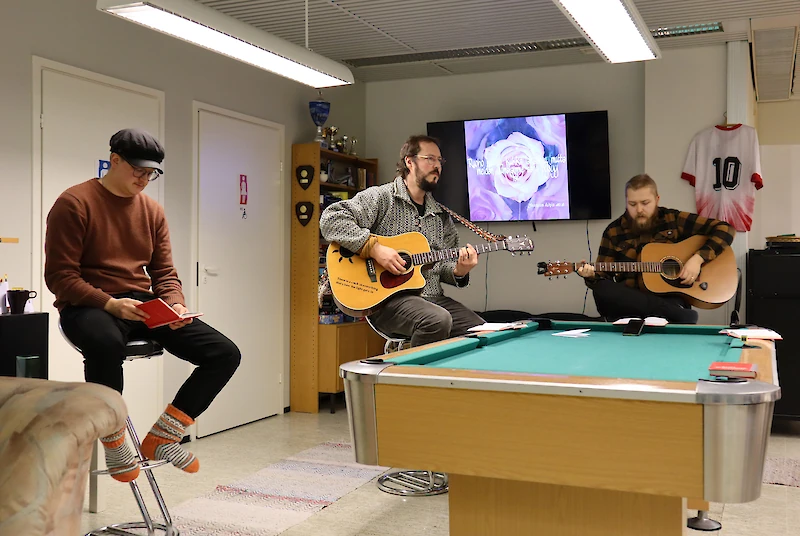 Antto Naukkarinen ja Jarno Pasonen soittivat kitaraa Aikalisän 25-vuotisjuhlissa. Vasemmalla Aleksi Nyström.