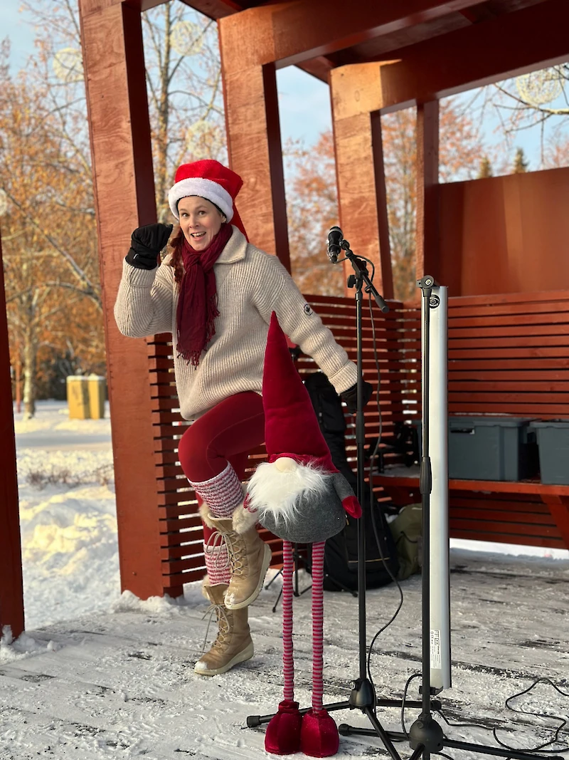 Kunnan liikuntapalvelujen vauhdikas tonttujumppa tuli tarpeeseen kohmettavassa pakkasessa.